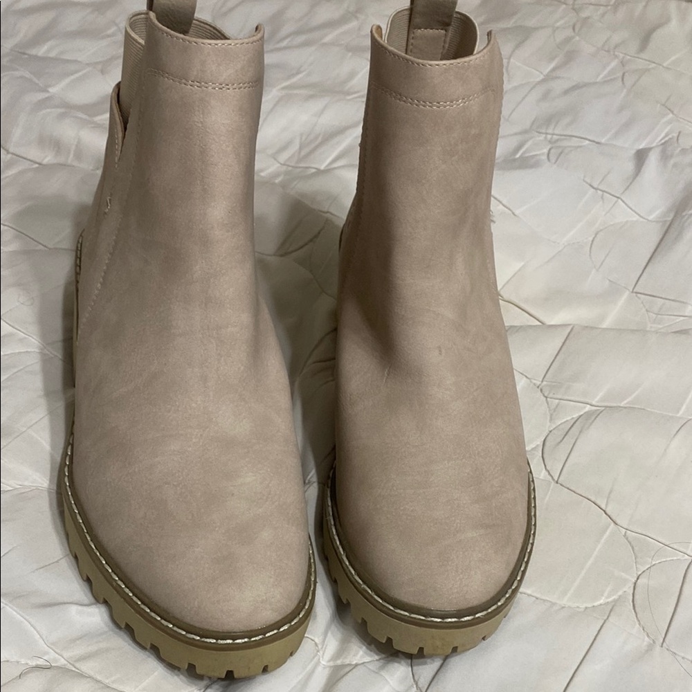 Dolce Vita Rielle Ankle Bootie - Picture 7 of 7